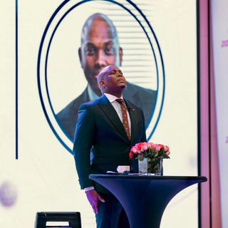 Vusi Thembekwayo : Hello Family Vusi Thembekwayo : Hello Family